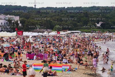 Sopot, plaża.  Nz. Tłum plażowiczów.  25.07.2022...