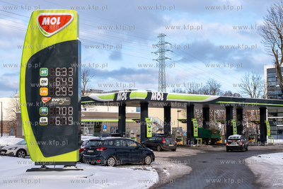 Stacja paliw MOL (dawnej  Lotos) przy al. Zwycięstwa...
