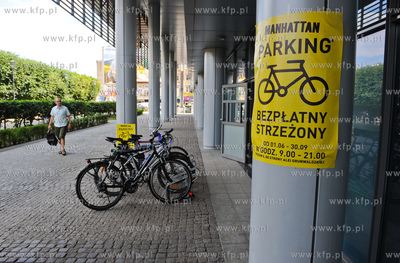 Gdansk Wrzeszcz. Bezplaty strzezony parking rowerowy...