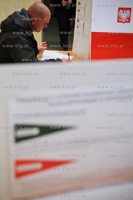 Gdansk. Obwodowa Komisja Wyborcza. Mieszkancy Gdanska...