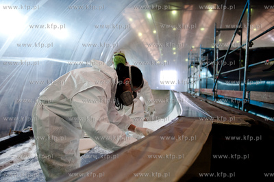 Stocznia Gdanska. Tydzien po pozarze hali produkcyjnej...