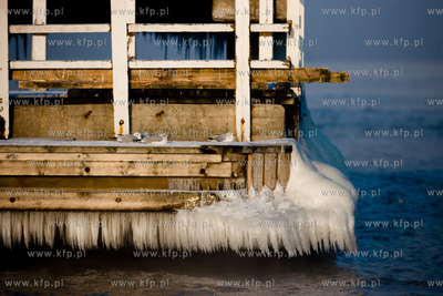 Gdansk. Mrozne popoludnie na plazy w Brzeznie. Niskie...