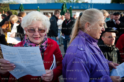 Gdansk. Happening przed Brama Historyczna nr 2 Stoczni...