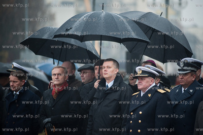 Gdynia. Zlozenie kwiatow na plycie Pomniku Marynarza...
