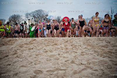 Gdansk. Plaza w Jelitkowie. Noworoczna zimowa kapiel...
