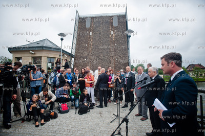 Elblag. Most Gorny. Wspolna konferencja prasowa nowo...