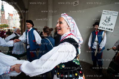 Gdansk. Dlugi Targ. Zespol Piesni i Tanca Uniwersytetu...