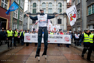 Gdansk. Ul. Dluga. Manifestacja niezadowolonia, zorganizowana...