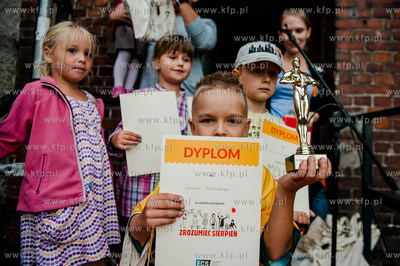 Gdansk. Podworko ulic Robotniczej i Jana z Kolna. Sasiedzi...