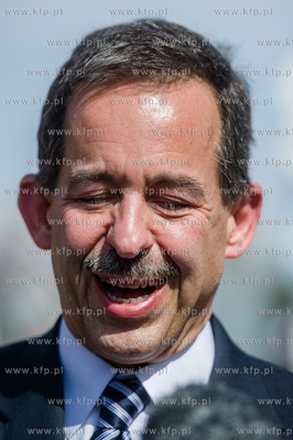 Plac Solidarnosci. Ambasador USA Stephen Mull sklada...