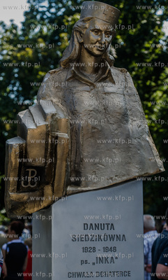 Gdansk. Orunia. Plac przy kosciele sw. Jana Bosko....