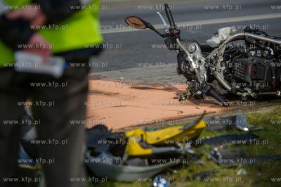 Gdansk. Wypadek drogowy auta i dwoch motocykli na ulicy...