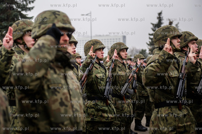 Gdynia. Nabrzeże Pomorskie. Uroczysta przysięga wojskowa...