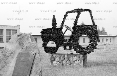 Pomnik traktora wykonany z okazji 50 lecia Panstwowego...
