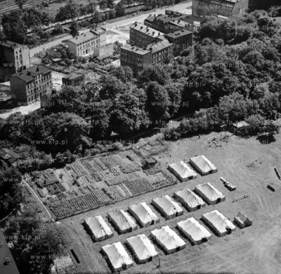 Ogródki i oboz lub szklarnie gdzies prawdopodobnie...