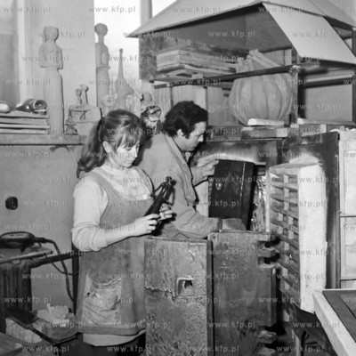 W pracowni ceramicznej.
02.1971
0003033z_luty1971
Fot....