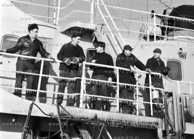 Załoga holownika PRO Jantar, biorąca udział w akcji...