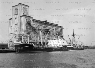 Wyładunek towarów ze statku Tczew w porcie gdańskim....