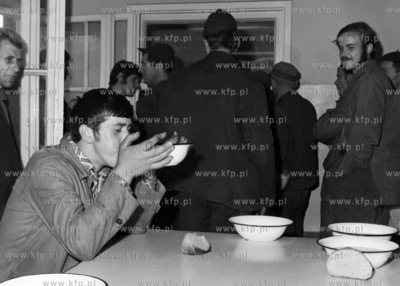 Przerwa na posiłek w stołówce portu gdańskiego....