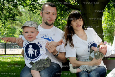 Michal i Weronika Milowiczowie (na zdjeciu z dziecmi...