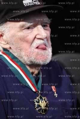 Uroczyste wreczenie Frankowi Walickiemu (nz) Zlotego...