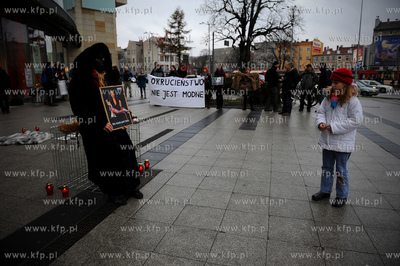 Gdansk. Wejscie do CH Galeria Baltycka. Manifestacja...
