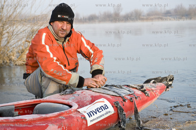 Podroznik Marek Kaminski podczas kajakowego splywu...