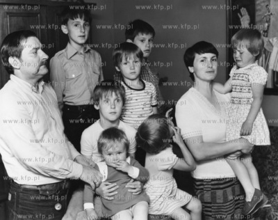 Danuta i Lech Walesa z dziecmi - od lewej stoja Bogdan,...