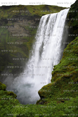 Islandia krajobraz wyspy, wodospad Skogafoss czerwic...