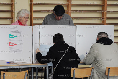 Gdynianie glosowali w Komisji Obwodowej nr 48 w Szkole...
