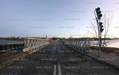 Nocna wichura uszkodzila most pontonowy w Sobieszewie....