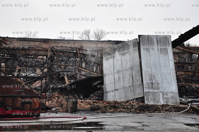 Gdansk. Dogaszanie pozaru na terenie Stoczni Gdanskiej...