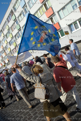 Slupsk. Manifestacja w obronie TV Trwam. Wzielo udzial...