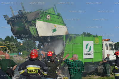 Pozar smieciarki Sanipor na ulicy Slaskiej w Gdyni....