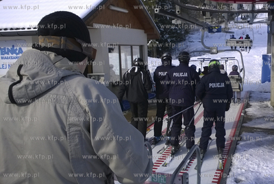 Policjanci na nartach patrolują stoki w Bialce Tatrzanskiej.
31.01.2014...