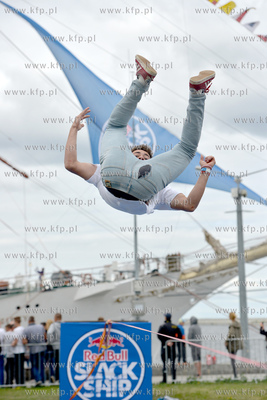 25 metrow nad pokladem Daru Mlodziezy zacumowanym przy...