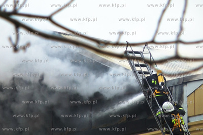 Pozar jeden z hal produkcyjnych, gdzie przechowywane...