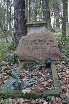 Nagrobki rodziny von Tiedemann na dawnej nekropolii...