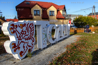 Napis "Tczew" na skwerze przy al. Zwycięstwa w Tczewie....