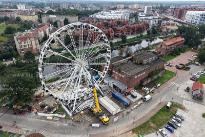 Demontaż koła widokowego Amber Sky na wyspie Ołowianka...