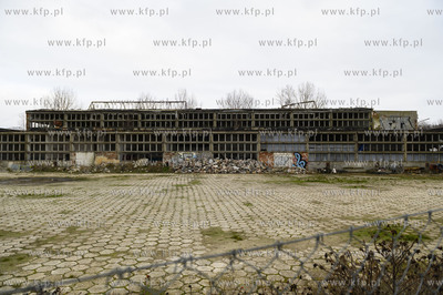 Półwysep helski. Hel. Opuszczony budynek przy nabrzeżu,...