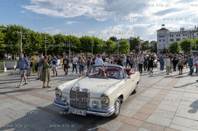 Sopot. Parada ulicą Bohaterów Monte Cassino do muszli...