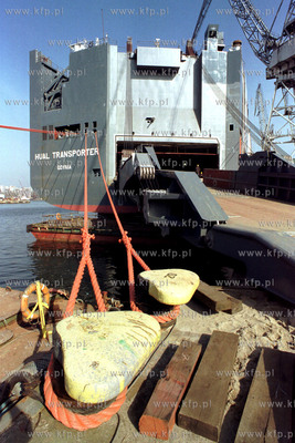 Stocznia Gdynia S.A. statek - samochodowiec  17.03.99...