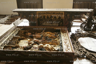 Uratowane zabytki ze spalonego kosciola sw. Katarzyny...