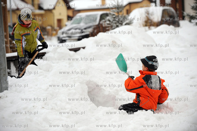 Gdansk. Wreszcie zima jak trzeba. Dzieciaki robia tunele...