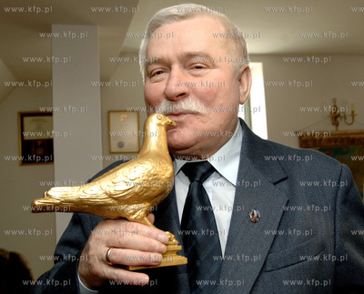 Gdansk. Premier Jerzy Buzek przekazal Prezydentowi...