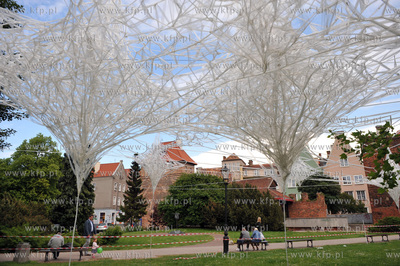 Gdansk, skwer miedzy ul. sw. Ducha i ul. Szeroka. Instalacja...