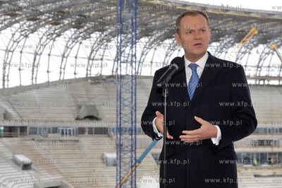 Konferencja prasowa premiera Donalda Tuska na stadionie...