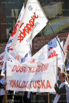 Protest Solidarnosci przed rozpoczynajaca sie w budynku...