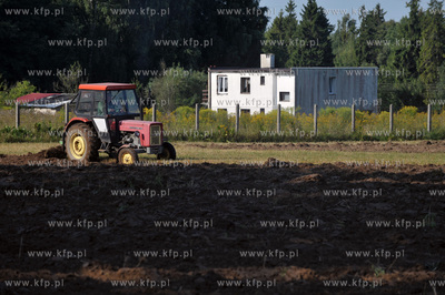 Orka na polu w Leznie na Kaszubach przy drodze w kierunku...